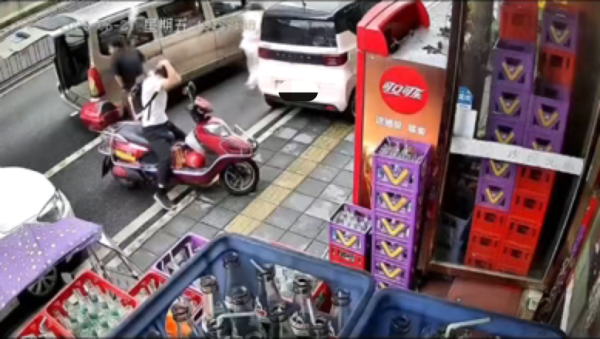 常盈股票 两把菜刀疑从天而降险砸中摩托车主，律师：涉高空抛物罪