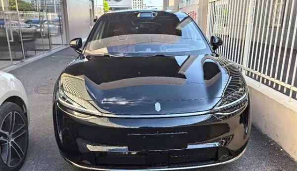 聚宝盆 新款智界R7的无伪装谍照曝光 换装全新LOGO 有望下半年正式上市