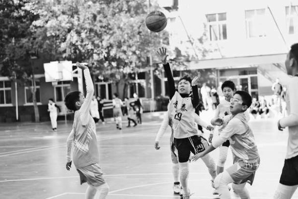 配亿多配资 百队杯赛场：“速度小子”得分抢断显锋芒